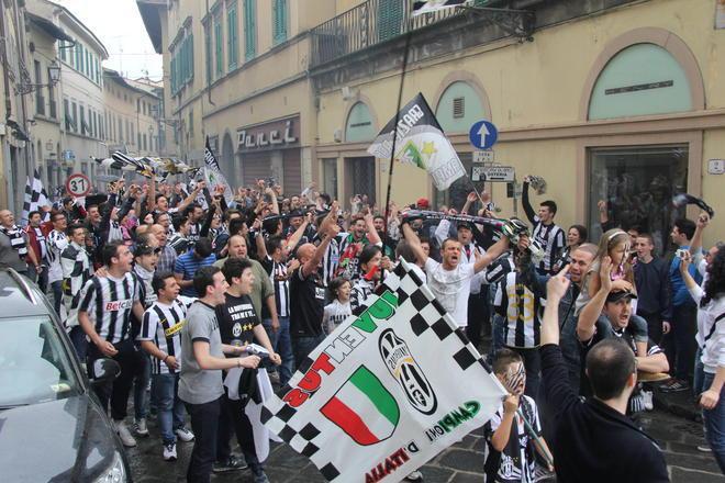 Scudetto alla Juve, tifosi bianconeri in corteo per le vie del centro 