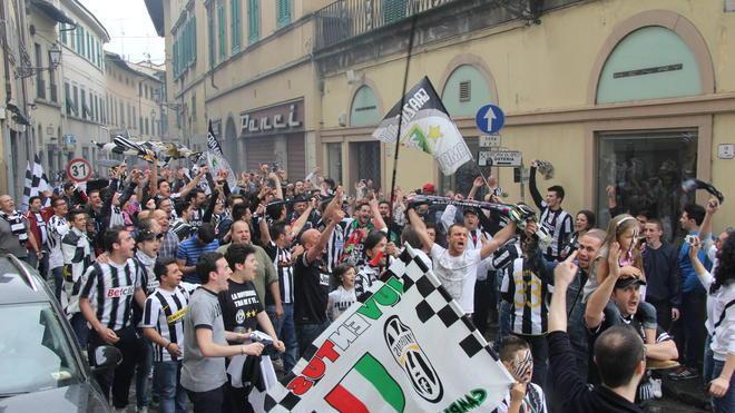 Scudetto alla Juve, tifosi bianconeri in corteo per le vie del centro