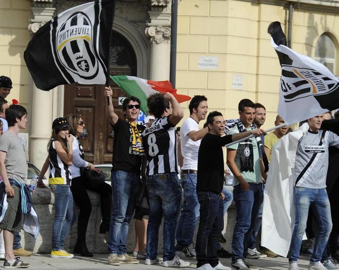 Scudetto alla Juve, caroselli di tifosi in città 