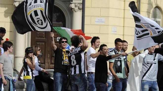Scudetto alla Juve, caroselli di tifosi in città