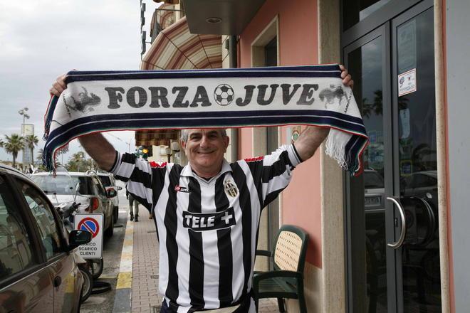 Festa bianconera in piazza Mazzini per lo scudetto della Juventus 