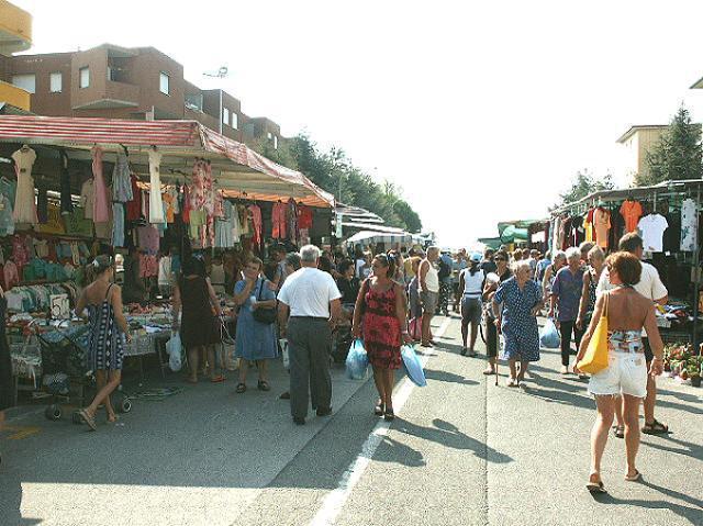 Mercato di Vada in centro, via alle proteste 
