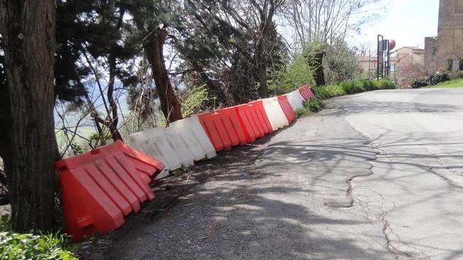 La strada sta cedendo rione a rischio isolamento