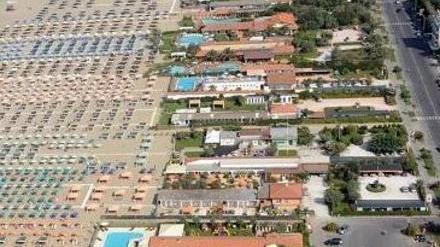 «La rotonda è ancora fatiscente» E il sindaco (ri)ordina di coprirla