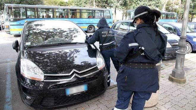 Parcheggi, ancora un mese di tregua poi via alle multe