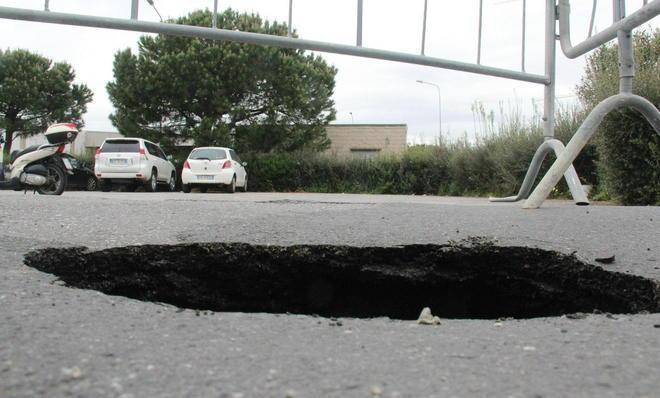 Un cratere in via dell’Artigianato