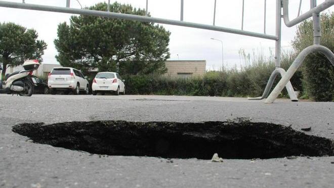 Un cratere in via dell’Artigianato