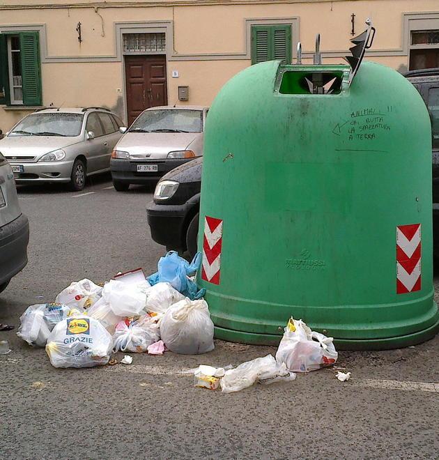 Rifiuti abbandonati nel centro alto