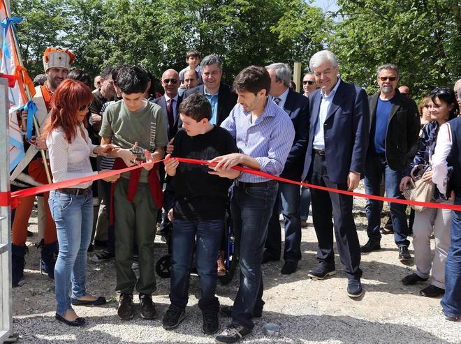 Ragazzi in festa per la serra 