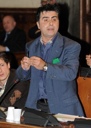I finocchi e il nero di seppia... bufera sul consigliere Emilio Paradiso che dice: "Solo una zingarata" 
