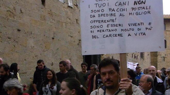 “Se abbaio a Matera, a Volterra non senti”: animalisti in corteo