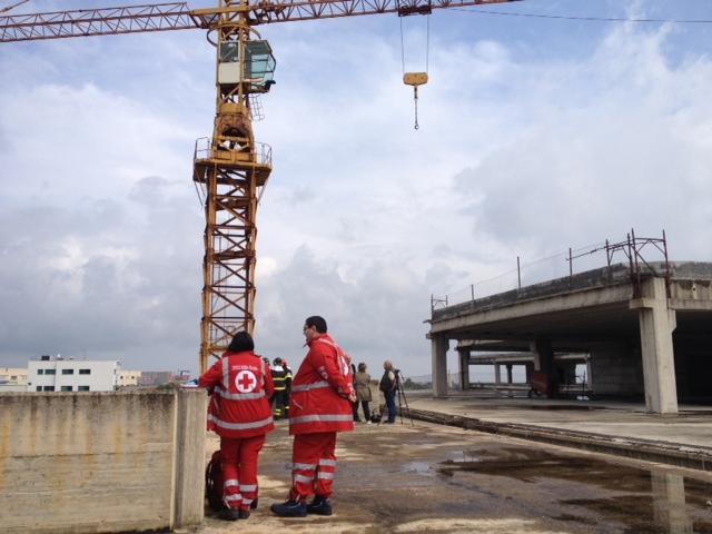 Imprenditore sale sulla gru e minaccia di suicidarsi 