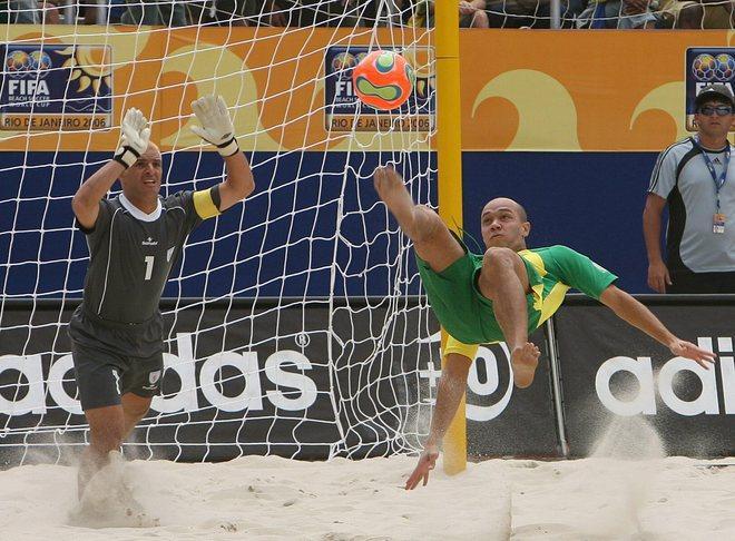 Calcio in spiaggia, nascono i Bulls Prato beach soccer 