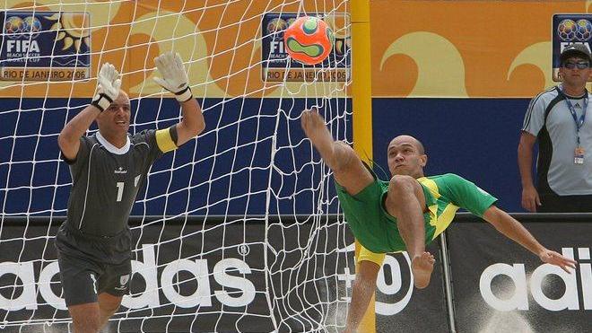 Calcio in spiaggia, nascono i Bulls Prato beach soccer