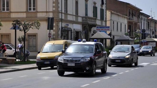 Trova le ladre in casa, le insegue e le consegna ai carabinieri