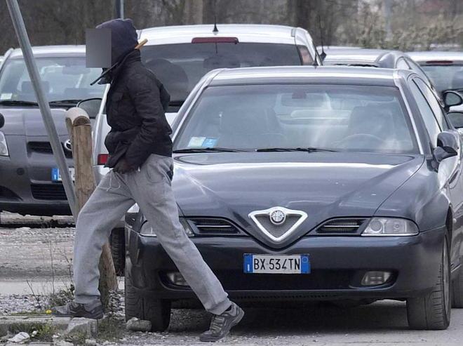 Vigilantes contro parcheggiatori abusivi 
