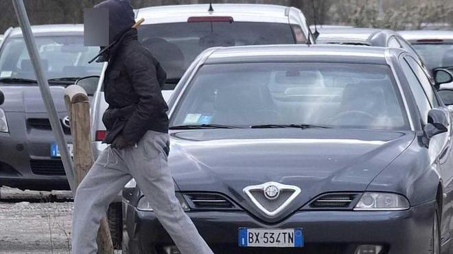 Vigilantes contro parcheggiatori abusivi