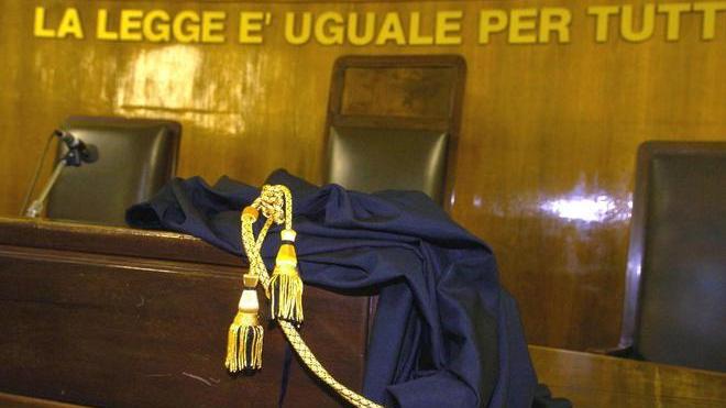 Minaccia l’amante del marito: a processo