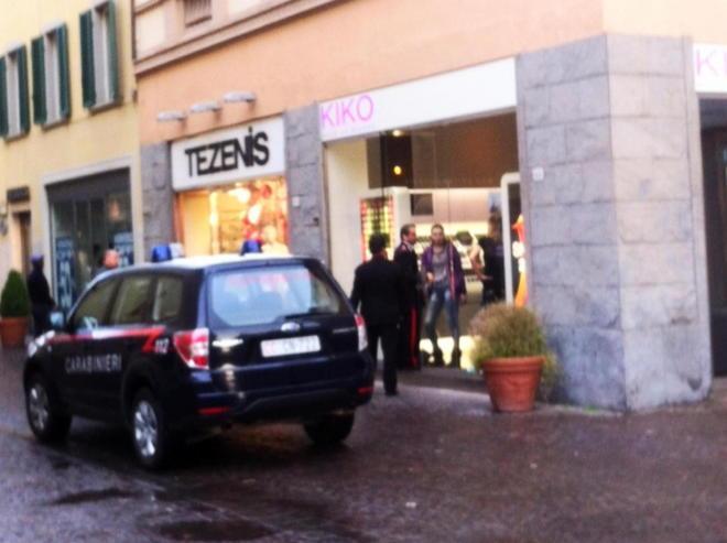 Torna a casa, scopre le ladre e le fa bloccare 