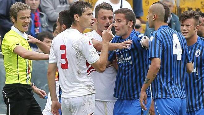 Arbitro distratto, bagarre assicurata