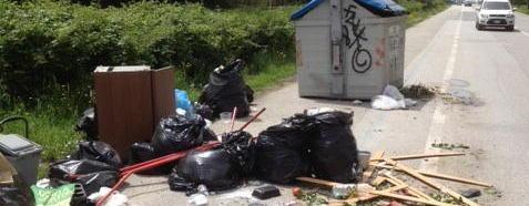 Il viale Kennedy diventa una discarica all’aperto