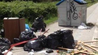 Il viale Kennedy diventa una discarica all’aperto