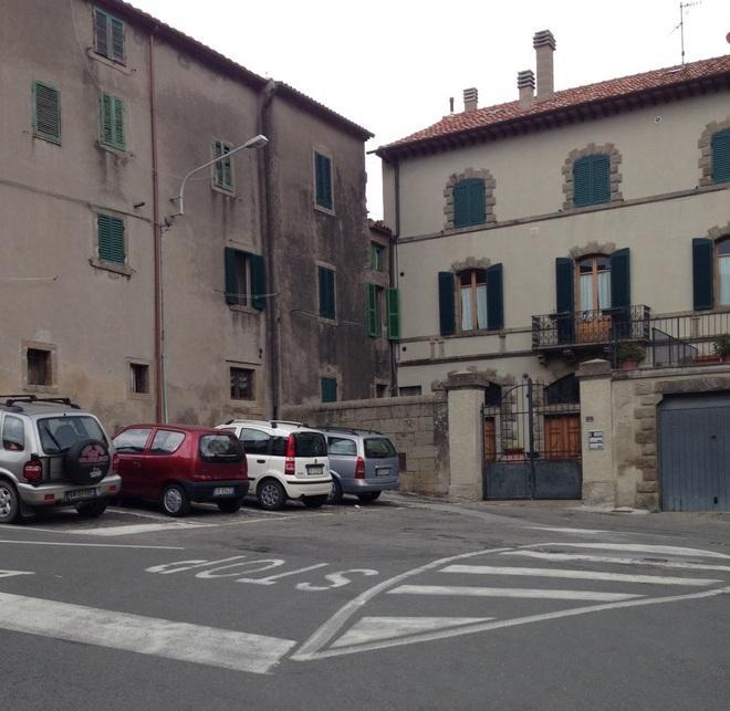 Via le auto, piazza Vegni rinasce 