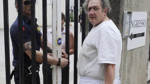 Entrano nella fabbrica e si barricano dentro