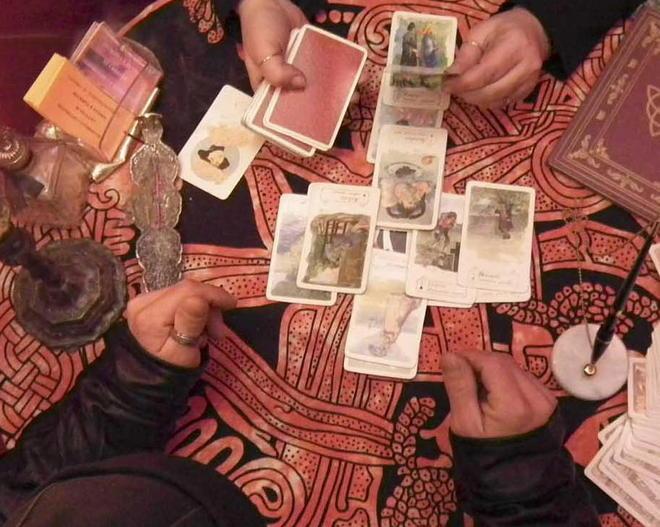 Le fa credere di essere vittima del malocchio e per guarire le consegna trecento euro 