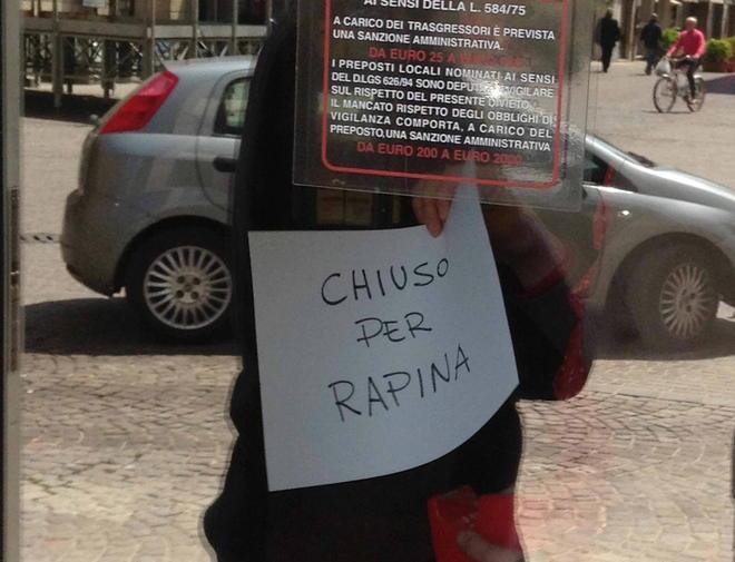 Rapina fotocopia nella centralissima Cassa di risparmio 