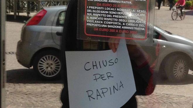 Rapina fotocopia nella centralissima Cassa di risparmio