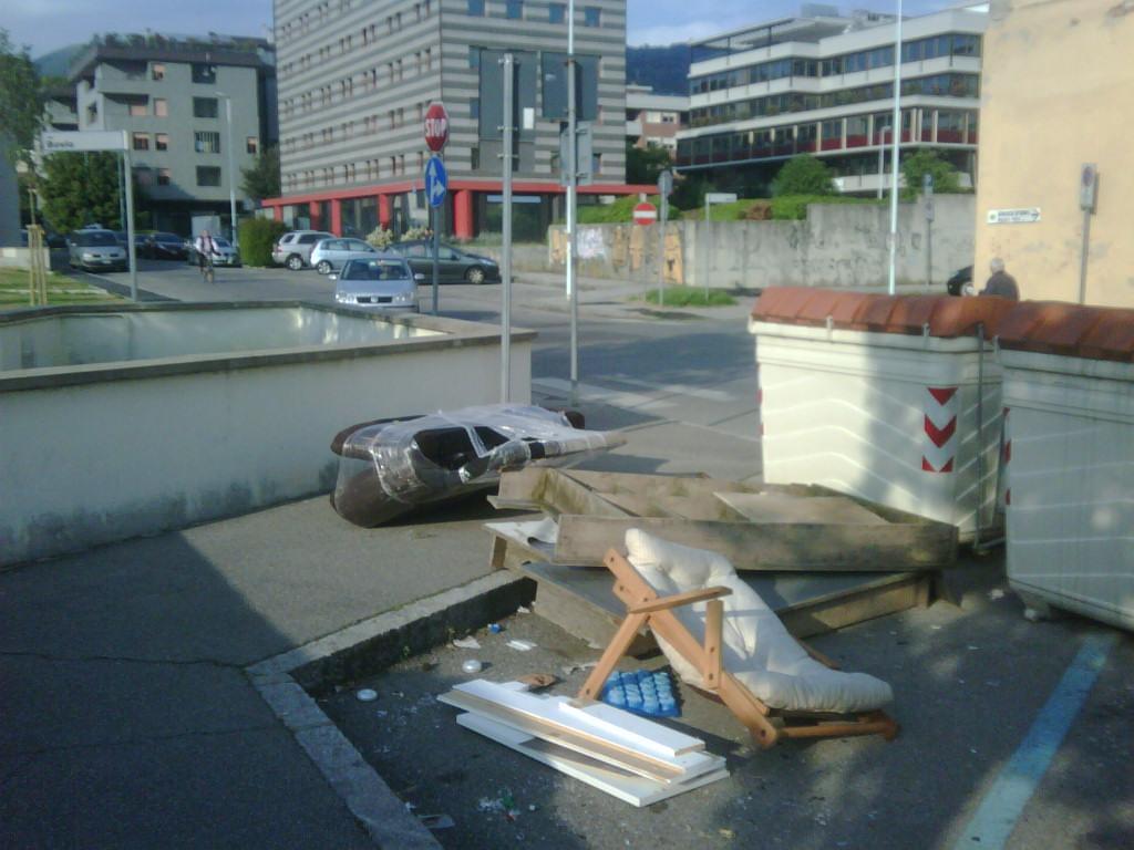 Spunta una discarica abusiva in via Flaminio Rai 