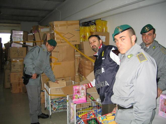 Tenta di rubare 44 scatoloni di merce a Montemurlo, subito arrestato 