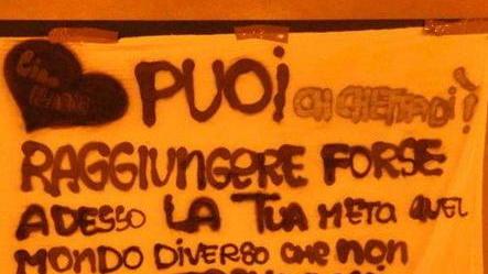 In fiamme lo striscione per Ilaria