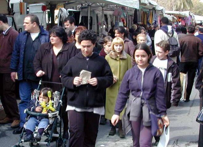 Guerra alle bancarelle della domenica 