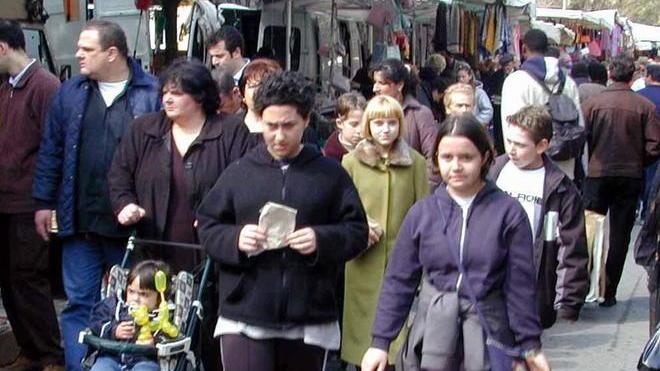 Guerra alle bancarelle della domenica