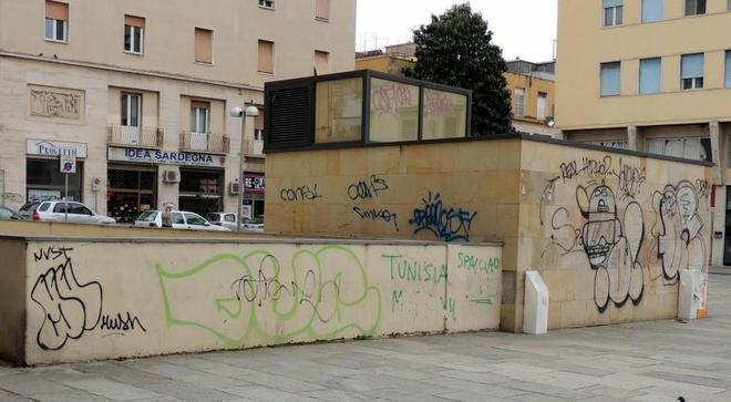 Povera piazza Guerrazzi preda di scritte e abbandono