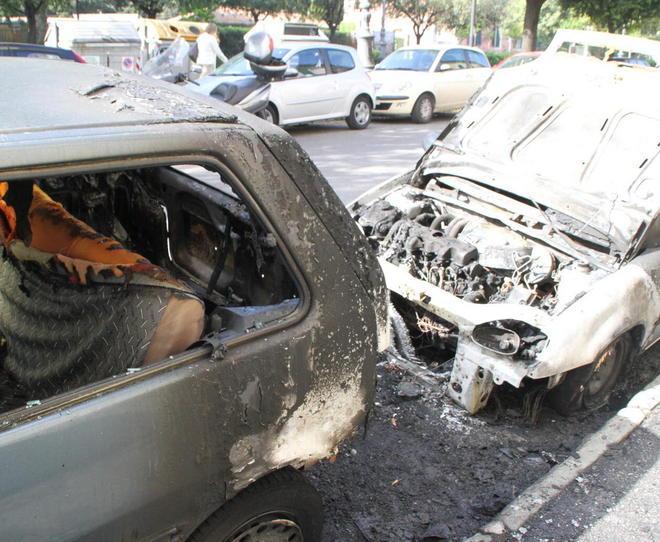 Due auto distrutte dalle fiamme 