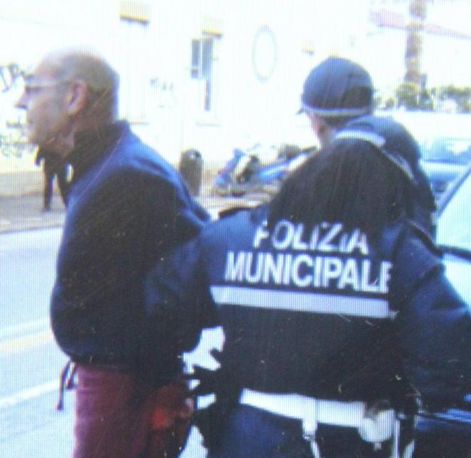 «Ammanettato per parare i suoi colpi» 