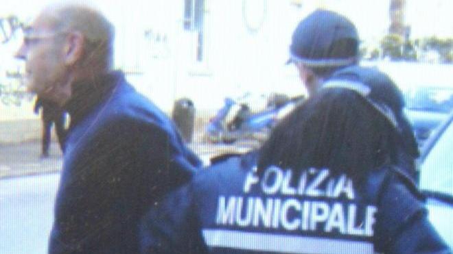 «Ammanettato per parare i suoi colpi»