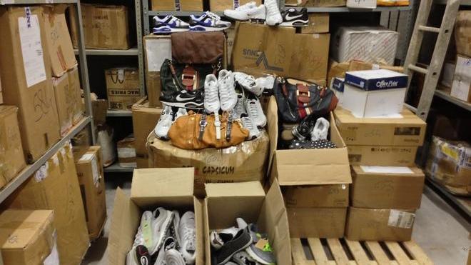 Marchi contraffatti: sequestrati 1.400 tra accessori e abbigliamento del valore di 60mila euro