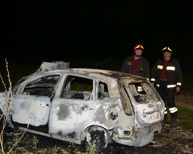 Ritrovata in fiamme l’auto usata per la rapina alla banca 