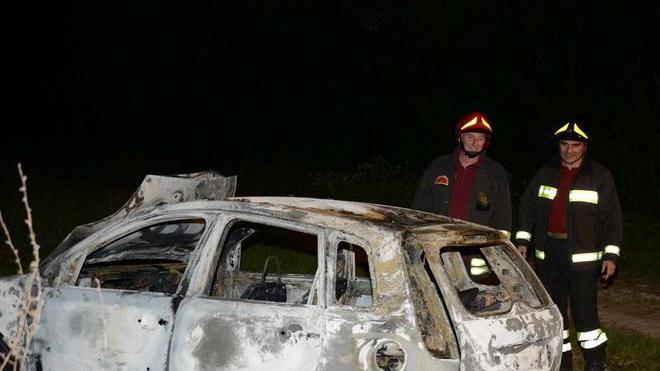 Ritrovata in fiamme l’auto usata per la rapina alla banca