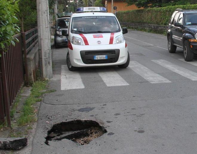 La spazzatrice finisce in una buca, chiusa via Pisa Per rimuovere il mezzo sono intervenuti i pompieri