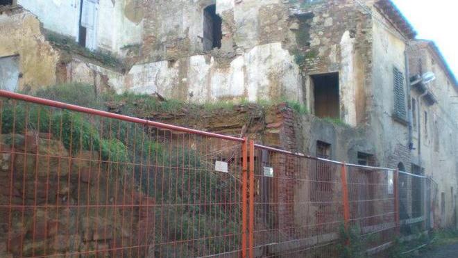 Sbarra e cemento a Toiano l’ambulanza non può arrivare