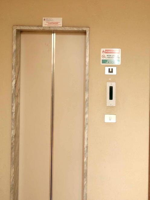 Ascensore guasto alle case popolari «Disabili prigionieri»