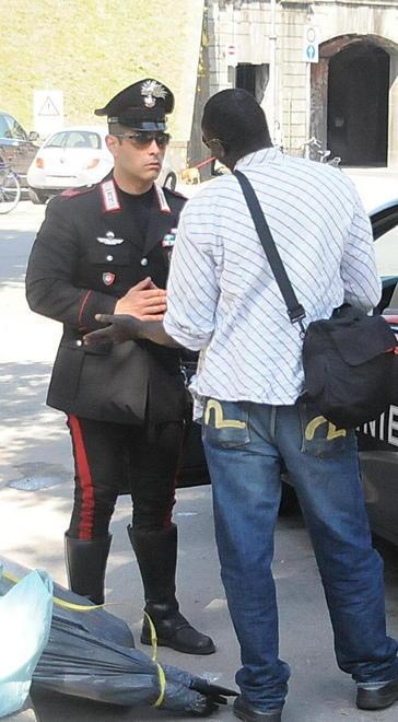 Finge di guarirla dal malocchio e intanto le porta via 300 euro 