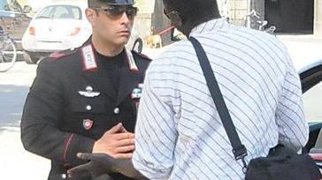 Finge di guarirla dal malocchio e intanto le porta via 300 euro