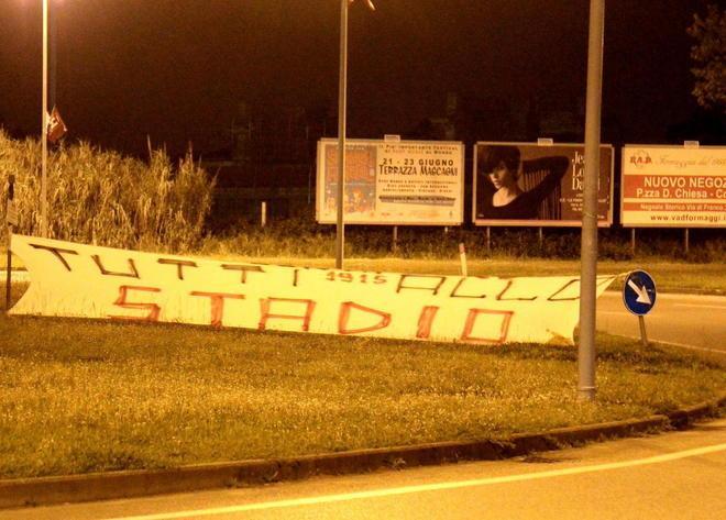 Città tappezzata di striscioni amaranto