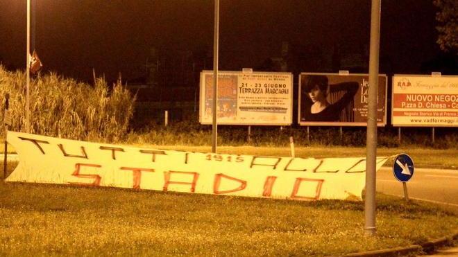 Città tappezzata di striscioni amaranto